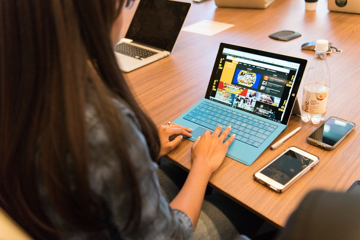Manual link building specialist reviewing prospect sites on laptop