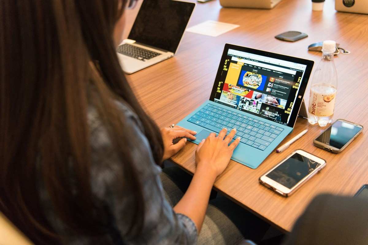 Manual link building specialist reviewing prospect sites on laptop